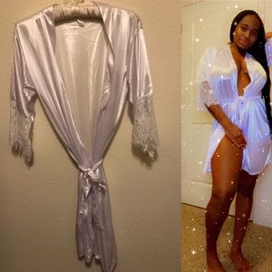 Satin Robe. (MEDIUM)